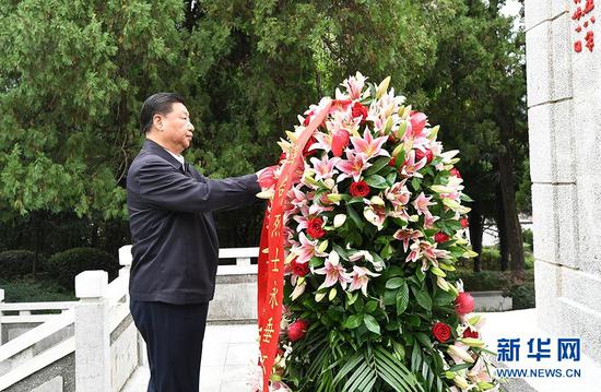 9月16日至18日，中共中央总书记、国家主席、中央军委主席习近平在河南考察。这是16日下午，习近平来到位于信阳市新县的鄂豫皖苏区首府烈士陵园，瞻仰革命烈士纪念碑，向革命先烈敬献花篮。 新华社记者 谢环驰 摄