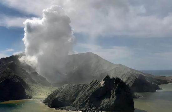  这是12月9日拍摄的火山喷发后的新西兰怀特岛。新华社发（奥克兰救援直升机组织供图）