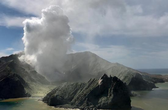 这是12月9日拍摄的火山喷发后的新西兰怀特岛。(图片来源:新华社)