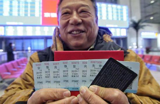 京张高铁今日开跑 民众收藏首日车票