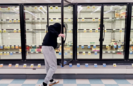 3月17日，美国旧金山湾区一家超市的部分商品被抢购一空。摄影/本刊记者 刘关关