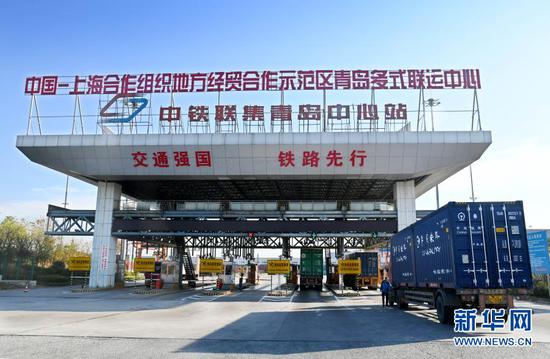 运送集装箱的货车准备进入中国-上合组织地方经贸合作示范区青岛多式联运中心（11月9日摄）。新华社记者 李紫恒 摄
