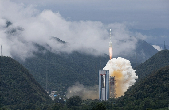 2020年6月23日，我国北斗三号全球卫星导航系统最后一颗组网卫星在西昌卫星发射中心点火升空。新华社记者 江宏景 摄