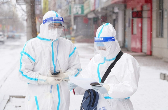 ↑在黑河市爱辉区一小区，防疫人员为居民进行核酸采集登记（11月9日摄）。