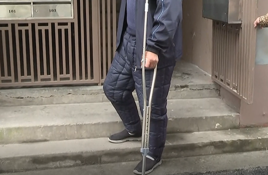 上海一小区内“悬空老人”下楼难，门口的“最后一米”何时能畅行？