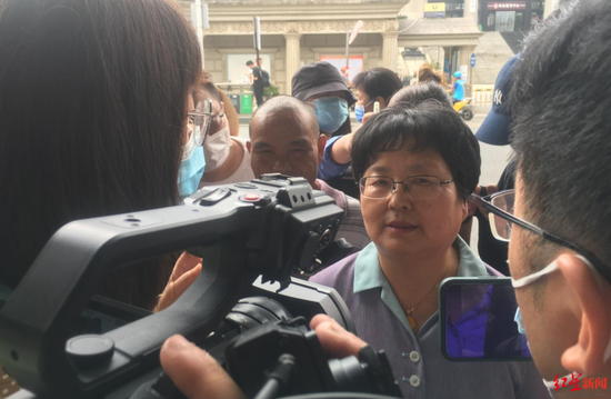  2021年9月9日，南昌市中级人民法院外，小木匠妻子代理律师刘静洁接受媒体采访。图据视觉中国