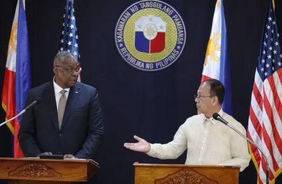奥斯汀与菲律宾国防部长加尔维斯（右）出席联合发布会