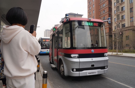 智能网联巴士901线测试车在河北雄安新区容东片区道路上停靠（2023年3月20日摄）。新华社记者 牟宇 摄
