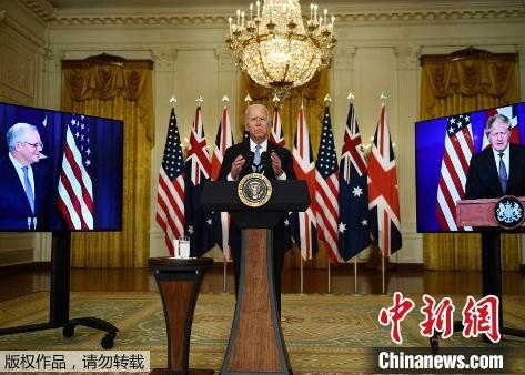 9月15日，美国总统拜登与英国首相约翰逊、澳大利亚总理莫里森举行联合视频记者会，宣布建立名为“AUKUS”的美英澳三边安全伙伴关系。