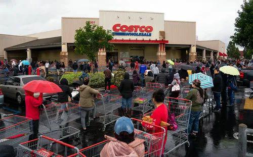 ▲3月14日，在美国洛杉矶一个超市外，民众冒雨排队等候开门购物。新华社发
