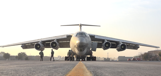  巴基斯坦空军专机启程赴北京，运输首批中国疫苗。