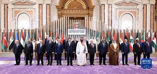 当地时间12月9日下午，首届中国-阿拉伯国家峰会在沙特首都利雅得阿卜杜勒阿齐兹国王国际会议中心举行。国家主席习近平和沙特王储兼首相穆罕默德，埃及总统塞西，约旦国王阿卜杜拉二世，巴林国王哈马德，科威特王储米沙勒，突尼斯总统赛义德，吉布提总统盖莱，巴勒斯坦总统阿巴斯，卡塔尔埃米尔塔米姆，科摩罗总统阿扎利，毛里塔尼亚总统加兹瓦尼，伊拉克总理苏达尼，摩洛哥首相阿赫努什，阿尔及利亚总理阿卜杜拉赫曼，黎巴嫩总理米卡提等21个阿盟国家领导人以及阿拉伯国家联盟秘书长盖特等国际组织负责人出席峰会。习近平在会上发表题为《弘扬中阿友好精神　携手构建面向新时代的中阿命运共同体》的主旨讲话。新华社记者 谢环驰 摄