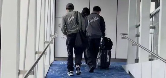 港媒：谢霆锋等父亲谢贤 “头七” 后才动身前往青岛筹备演唱会，此前其每月花费10万为父租半山豪宅，方便狄波拉就近探望