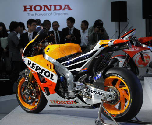 在日本东京，人们参观展示的本田摩托赛车。新华社