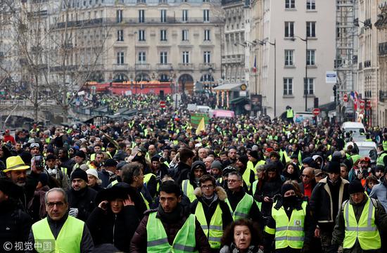 “黄背心”示威者在巴黎街头持续举行抗议活动。（视觉中国）