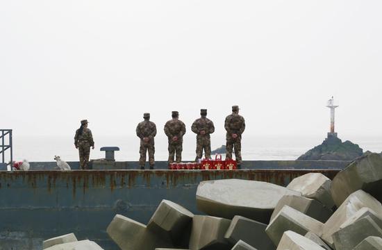 王仕花和民兵们在开山岛码头。光明日报记者 蒋新军摄
