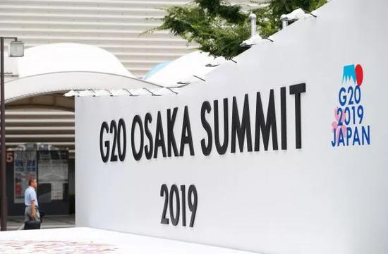 ▲G20大阪峰会新闻中心入口处的标志（新华社）