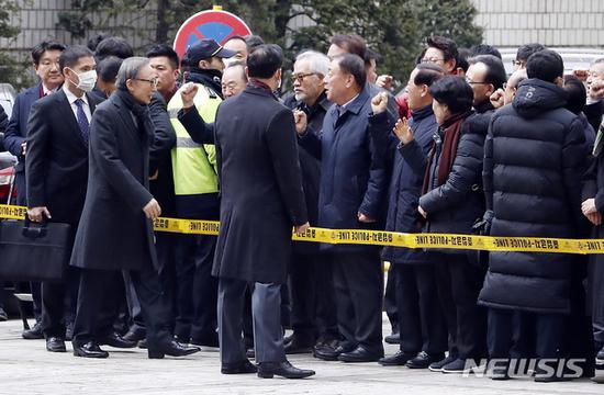 李明博粉丝多为中老年人（纽西斯通讯社）