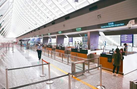 桃园机场客运量暴跌。(图/联合新闻网)