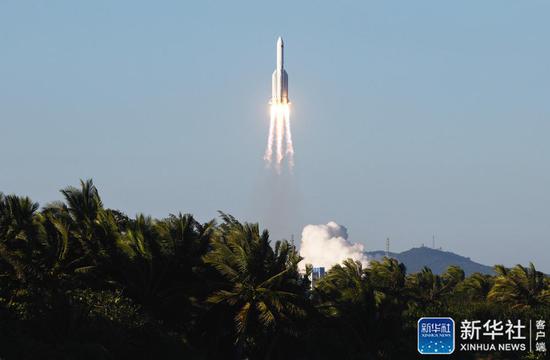 ↑5月5日，为我国载人空间站工程研制的长征五号B运载火箭在海南文昌首飞成功，正式拉开我国载人航天工程“第三步”任务的序幕。新华社记者 杨冠宇 摄