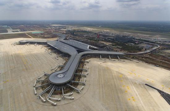 这是4月11日拍摄的建设中的海口美兰国际机场二期项目航站楼（无人机照片）。新华社记者 郭程 摄