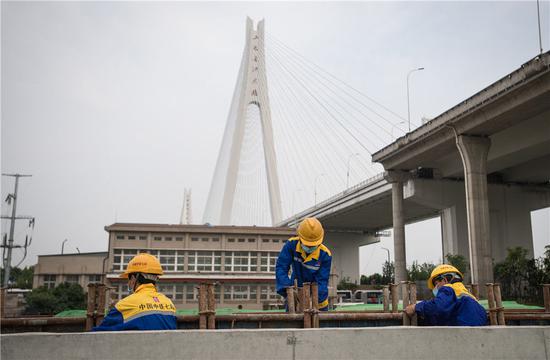  4月30日，来自中铁七局的建设者在武汉武九北综合管廊工程施工现场作业。新华社记者肖艺九摄