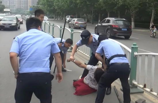  6月13日11时许，河北省三河市公安局燕顺路派出所接群众报警称：一女子在燕郊燕潮大桥欲跳河轻生。民警接到报警后，立即赶往现场。