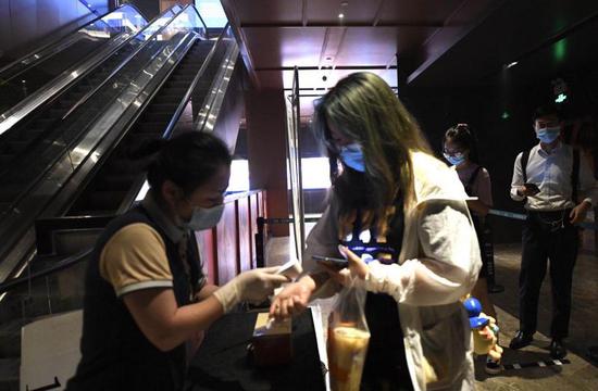北京影院复工 观众感叹“太久没看电影了！”