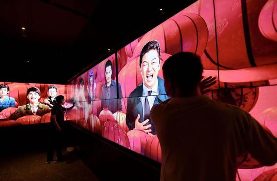 北京影院复工 观众感叹“太久没看电影了！”