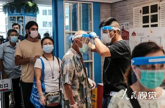 7月29日,香港慈云山街市推行多项措施加强防疫