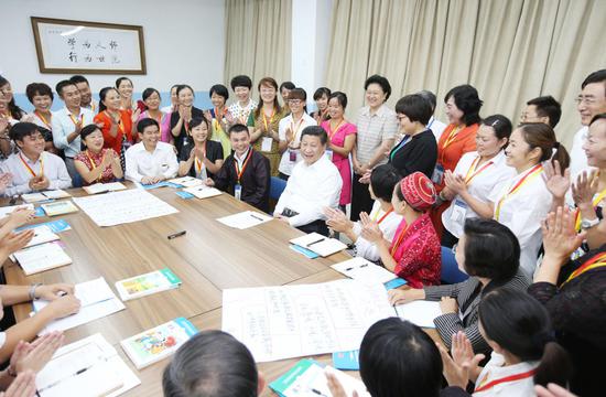  2014年9月9日，习近平总书记同正在北师大参加“中小学教师国家级培训计划”的贵州小学骨干语文教师交流。