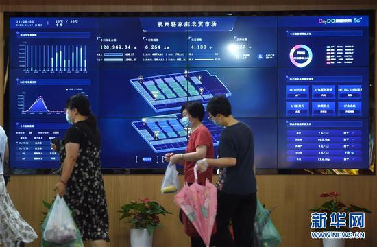 浙江省杭州市的5G农贸市场——骆家庄农贸市场的大屏幕上实时显示交易、客流等相关情况（5月17日摄）。新华社记者 韩传号 摄