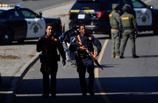 海外网|美国男子躲在草丛伏击警察,被大批警力包抄,当场毙命