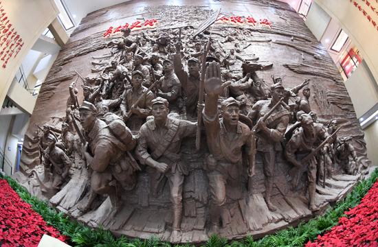 广西桂林全州县红军长征湘江战役纪念馆内的雕塑（4月26日摄）。新华社记者陆波岸摄