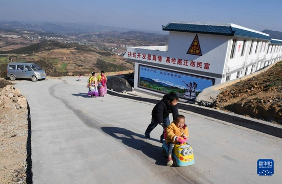 在云南省寻甸回族彝族自治县河口镇窑湾子村，两名儿童在混凝土硬化路上玩耍（2018年2月20日摄）。新华社记者 杨宗友 摄