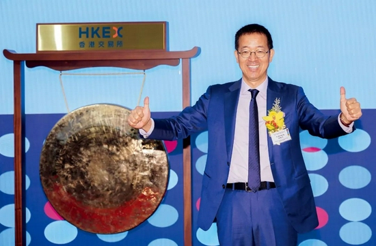 2019年3月28日，“新东方在线”在香港交易所挂牌上市，新东方在线董事长俞敏洪出席仪式。图/中新