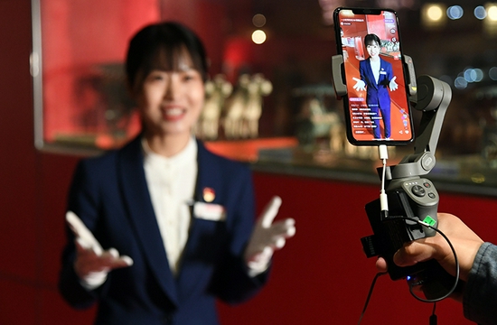 2020年4月30日，在北京汽车博物馆，讲解员曾红娟通过网络直播平台为观众介绍馆内的藏品车。