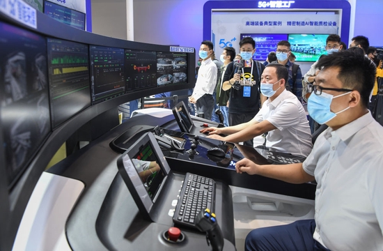 2020年11月19日，中国5G+工业互联网成果展在武汉举行，图为工作人员演示一套5G智能采煤系统。新华社记者 程敏 摄