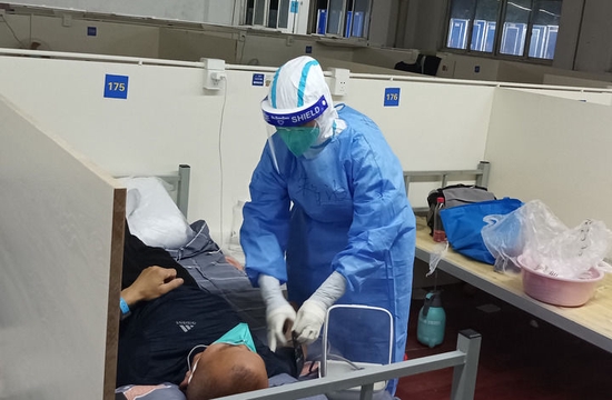  5月12日，在上海市嘉定区南翔方舱医院，朱海波在照顾患者。（受访者供图）