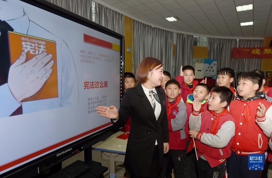 安徽省合肥市经开区明珠居委会法律援助律师在给明珠小学的学生们讲解宪法知识（2018年12月3日摄）。新华社记者 郭晨 摄