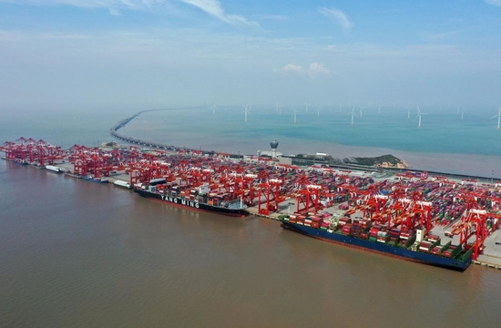 9月23日拍摄的上海洋山港集装箱码头(新华社记者 丁汀 摄)