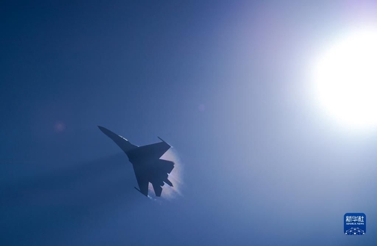 11月13日，第十四届中国航展闭幕当天，空军歼-16战机进行飞行展示。新华社发（栾铖 摄）