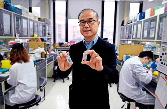2021年12月9日，北京，清华大学张林琦教授展示其领衔研发的抗新冠病毒特效药。图/人民视觉