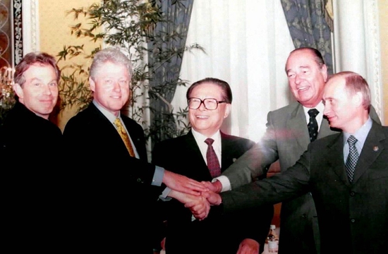 2000年9月7日，由中国倡议的联合国安理会五个常任理事国首脑会议在纽约举行。江泽民同志（中）同法国总统希拉克（右二）、俄罗斯总统普京（右一）、英国首相布莱尔（左一）、美国总统克林顿（左二）握手合影。新华社发