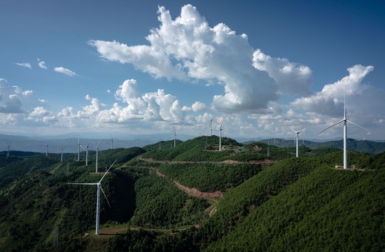 这是2022年8月18日在云南省楚雄彝族自治州姚安县内拍摄的风力发电机。新华社记者 王冠森 摄