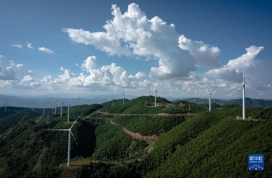  这是2022年8月18日在云南省楚雄彝族自治州姚安县内拍摄的风力发电机。新华社记者 王冠森 摄