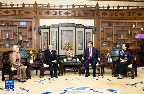 2月24日，国家主席习近平和夫人彭丽媛在北京钓鱼台国宾馆养源斋亲切会见柬埔寨国王西哈莫尼和太后莫尼列。新华社记者 黄敬文 摄