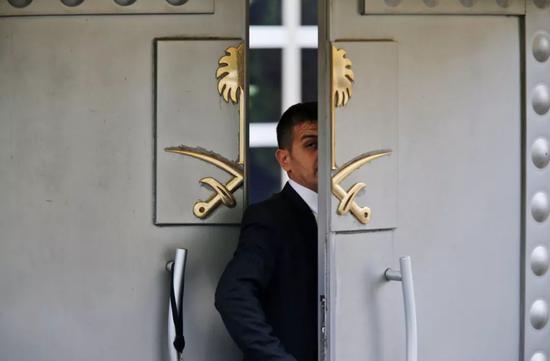 10月9日，在土耳其伊斯坦布尔，一名安保人员站在沙特驻伊斯坦布尔领事馆门口。（新华社/美联） 