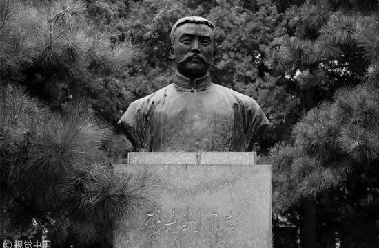 北京大学，李大钊雕像。