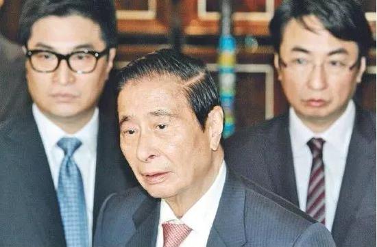 △李兆基与大儿子李家杰(右)和小儿子李家诚(左)。
